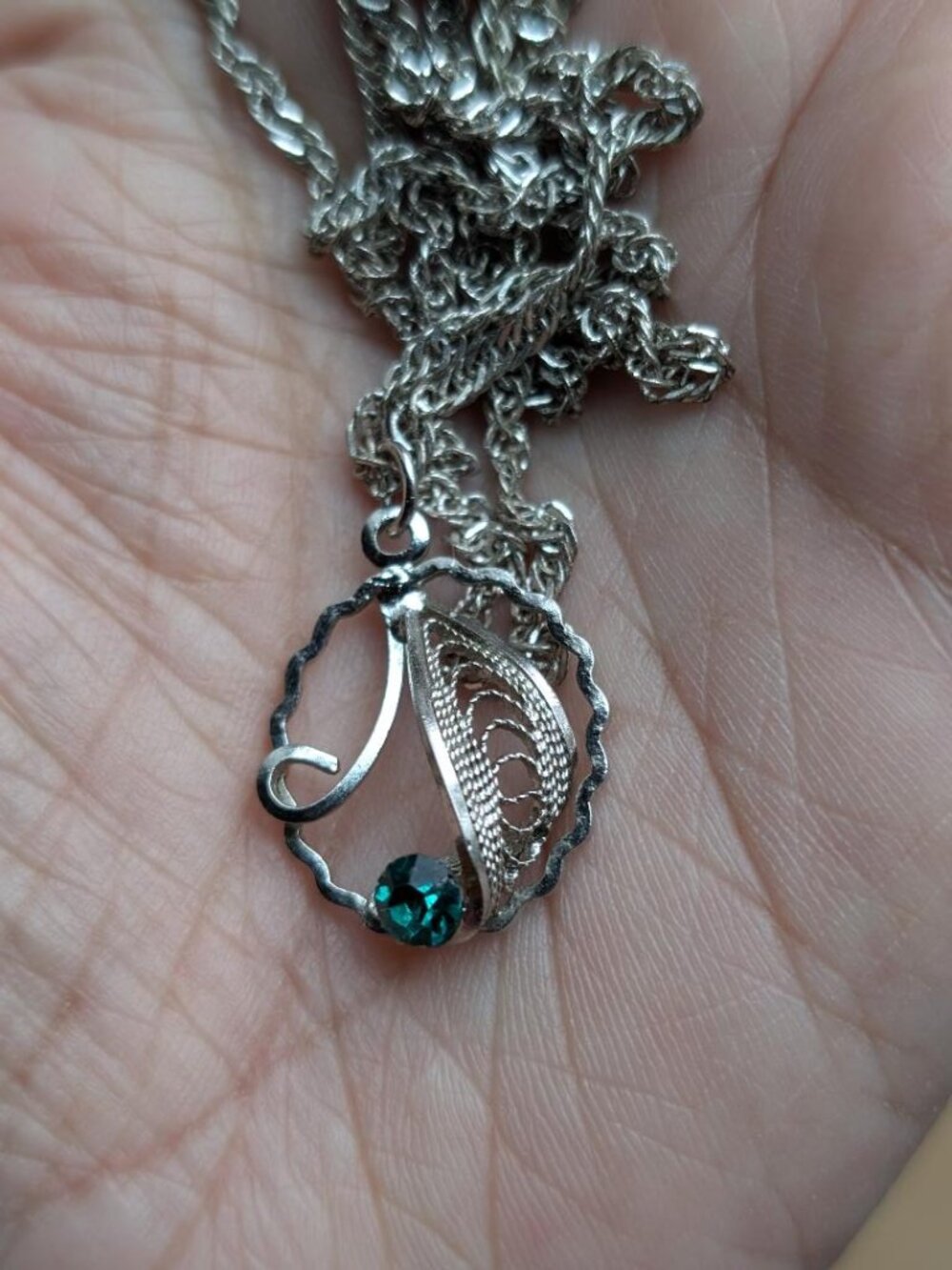 Pretty Vintage Silver-Plated Leaf Pendant with a Green Rhinestone Necklace